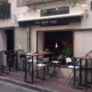 Dîner dans un bar à vins